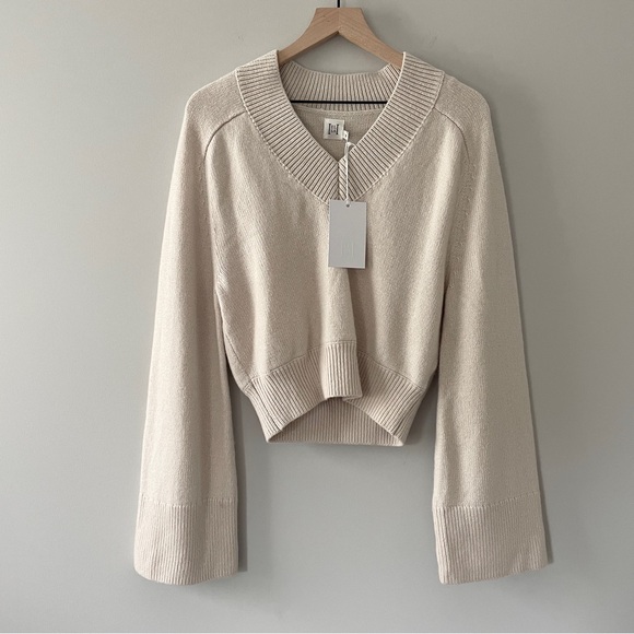 NWT Helsa Talena V Neck Sweater Medium - Picture 4 of 9